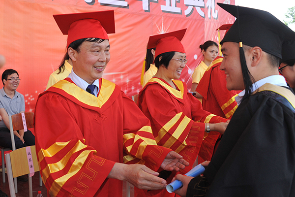 与梦同翔：2015届毕业生学位授予仪式暨毕业典礼隆重举行