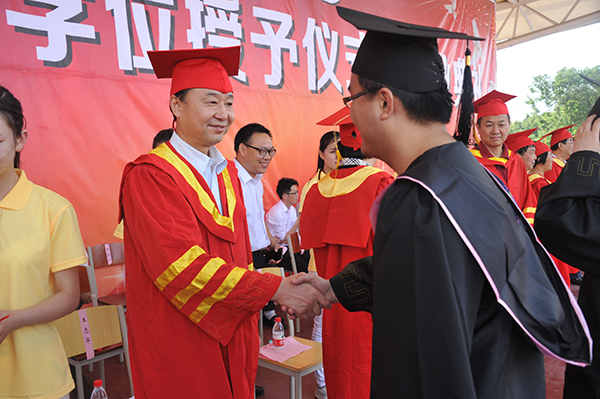 与梦同翔：2015届毕业生学位授予仪式暨毕业典礼隆重举行